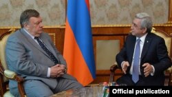 Андрей Сорокин (слева) и Серж Саргсян, Ереван, 3 мартя 2016 г.