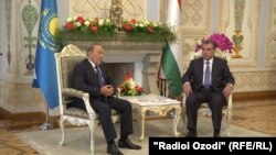 Президент Казахстана Нурсултан Назарбаев (слева) и президент Таджикистана Эмомали Рахмон (справа). Душанбе, 14 сентября 2015 года.