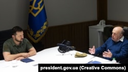 Президент України Володимир Зеленський та колишній політичний в’язень, віцепрем’єр-міністр уряду Ізраїлю (2001–2003), голова виконавчої ради Єврейського агентства для Ізраїлю Натан Шаранський. Київ, 26 жовтня 2022 року