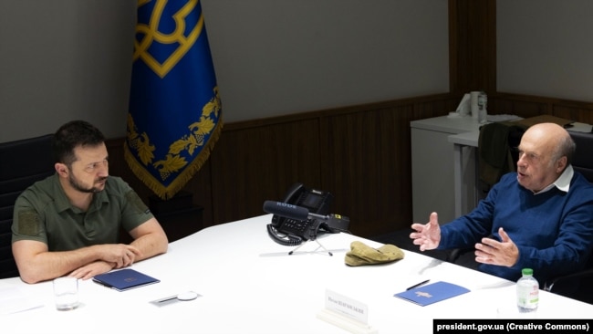 Президент України Володимир Зеленський та колишній політичний в’язень, віцепрем’єр-міністр уряду Ізраїлю (2001–2003), голова виконавчої ради Єврейського агентства для Ізраїлю Натан Шаранський. Київ, 26 жовтня 2022 року