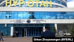 Перед зданием головного офиса президентской партии "Нур Отан". Астана, 12 сентября 2013 года.