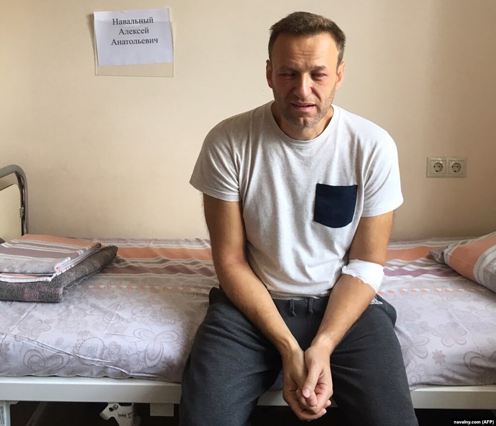 Un Navalny visibilmente malato, con gli occhi rossi e gonfi, siede su un letto d'ospedale a Mosca il 29 luglio 2019, mentre sta scontando una pena detentiva di 30 giorni con l'accusa di aver indetto una protesta non autorizzata.  Ha detto che credeva di essere stato avvelenato, ma i medici hanno attribuito la sua malattia a una "reazione allergica acuta".