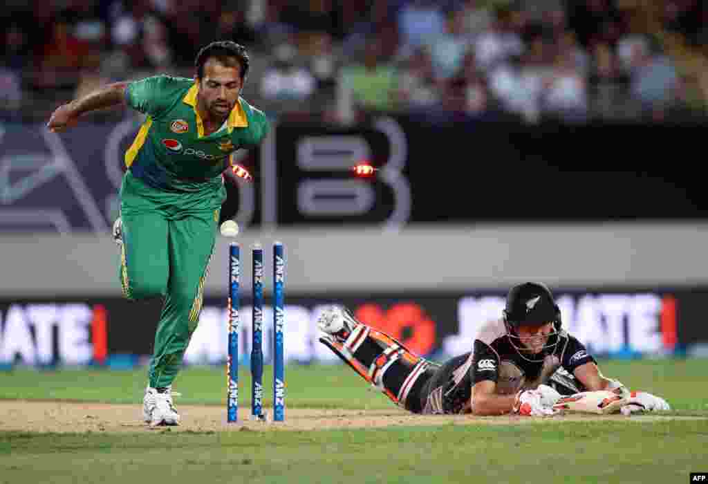 New Zealand -- Wahab Riaz (L) of Pakistan is unable to run out New Zealand's Trent Boult (R) during the second 20/20 cricket match between New Zealand and Pakistan at Eden Park in Auckland on January 15, 2016. 