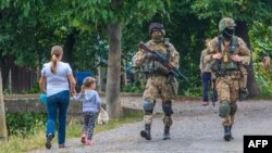 Бійці СБУ у селі Бобовище, що біля Мукачева. 13 липня 2015 року