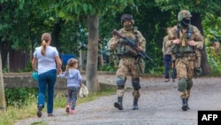 Украинские военнослужащие обыскивают деревню вблизи Мукачева в поисках бойцов "Правого сектора". 13 июля