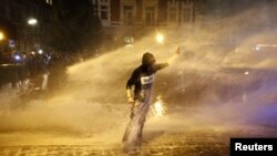 G20 саммитіне қарсылық шеруіне қатысушыға полиция су шашып жатыр. Гамбург, 6 шілде 2017 жыл.