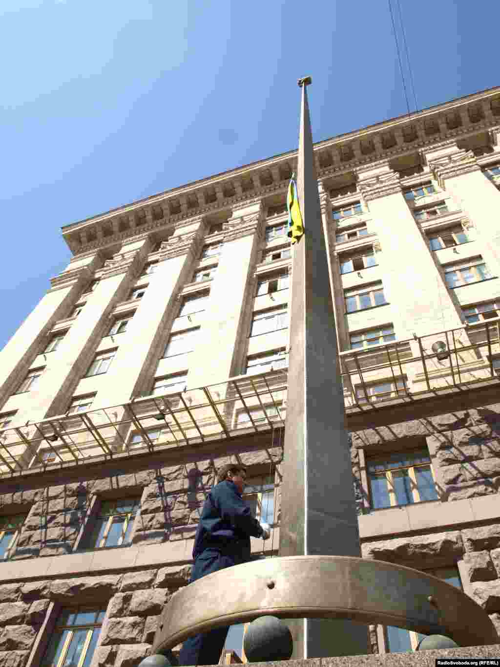 У день Державного папору України у київському Центрі народознавства «Козак Мамай» розгорнуть найбільший прапор України. Його площа сягає 900 кв.м, ширина - 12 м, а довжина - понад 75 м.