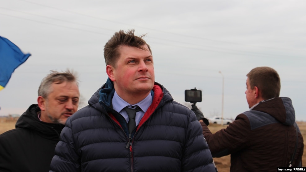 Сергей Костинский во время строительства телерадиовышки неподалеку от пропускного пункта «Чонгар»