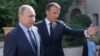 Володимир Путін (л) і Емманюель Макрон (п) під час зустрічі в резиденції Фор-де-Бреґансон на півдні Франції, 19 серпня 2016 року
