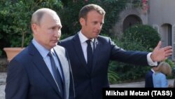 Russian President Vladimir Putin (left) and French President Emmanuel Macron meet at the Fort de Bregancon on August 19.