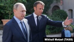 Russian President Vladimir Putin (left) and French President Emmanuel Macron (file photo)