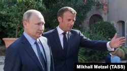 Володимир Путін і Емманюель Макрон під час зустрічі на території форту Брегансон. Франція, Борм-ле-Мімоза, 19 серпня 2019 року