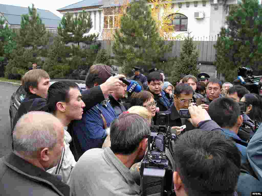 Сериккали Мусин (в центре), адвокат вдовы Нуркадилова, рассказал прессе о первых деталях преступления. Алматы, 13 ноября 2005 года.