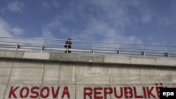 Mbishkrim "Kosova Republikë!" në një rrugë të Prishtinës/Foto nga arkivi