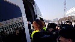 Полиция қызметкерлері наразылық акциясы өтіп жатқан жерден блогер Даная Калиеваны мәжбүрлеп әкетіп барады. Алматы, 1 наурыз 2020 жыл.