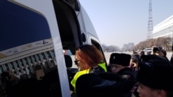 Полиция задерживает людей в Алматы. 1 марта 2020 года.