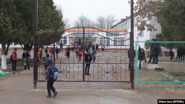 Дети во дворе общеобразовательной школы в Шымкенте.