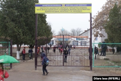 Смотреть порно видео: Ұлы сымбатты анасына көмектеседі