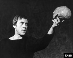 Vladimir Vîsoțki în rolul lui Hamlet la Taganka (20 decembrie 1971)