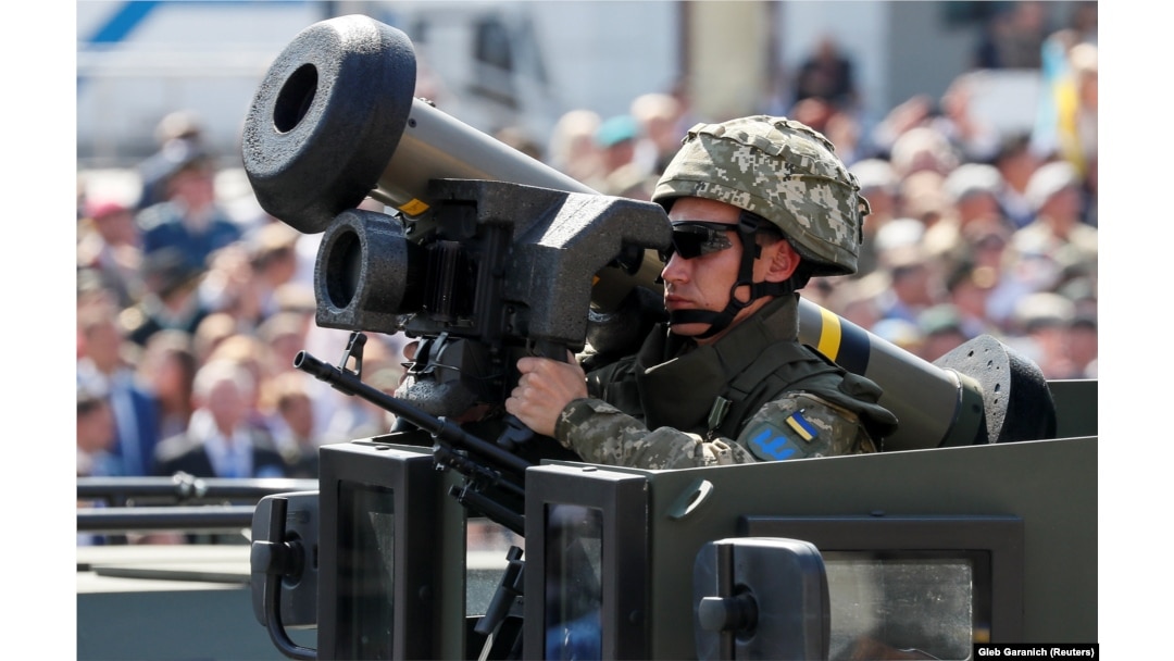 Украинский военный с американским переносным противотанковым ракетным комплексом "Джавелин" на военном параде в честь Дня независимости Украины, 24 августа 2018 года