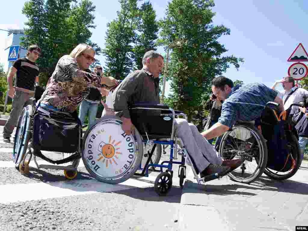 3 июля в Москве прошла акция, на которой здоровые добровольцы сели в инвалидные коляски и попробовали в течение двух часов посетить кафе, магазины и кинотеатры и просто передвигаться по городу