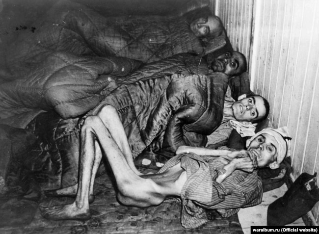 Четверо виснажених в’язнів концтабору «Освенцим» після звільнення. Фото з виставки «Тріумф людини. Мешканці України, які пройшли нацистські концтабори»