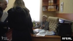 RFE/RL Ukrainian Service journalist Katerina Kaplyuk, attempting to interview an official of the Chabany village council near Kyiv, 6 March 2019.