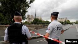Французские полицейские после стрельбы около собора Парижской богоматери в Париже (6 июня 2017 г.)