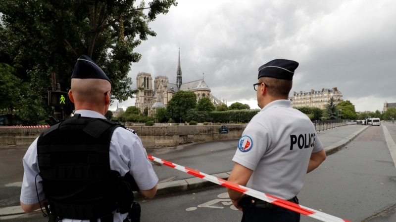 Mediji: Privedena porodica osumnjičenog za napade u Parizu