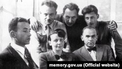 Улас Самчук (у першому ряді праворуч) із товаришами. Поруч із ним поетеса і діячка ОУН Олена Теліга перед походом на схід України.1941 рік