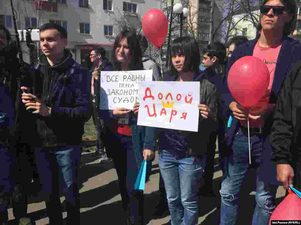 Алар Русиядәге оппозиция җитәкчесе Алексей Навальный игълан иткән "Ул безгә патша түгел" чарасына кушылды