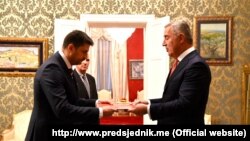 Ambasador Vladimir Božović (lijevo) prilikom predaje akreditiva crnogorskom predsjedniku Milu Đukanoviću, Cetinje, 28. januar 2020.