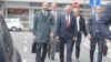 Simonović sa advokatima na fotografiji u sredini, pred sudom u Beogradu, 