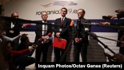 وزیر خارجه آلمان (نفر اول از راست) همراه با همتایان بریتانیایی و فرانسوی خود در حال گفت‌وگو با خبرنگاران در بخارست پس از رونمایی از سازوکار «اینس‌تکس»
