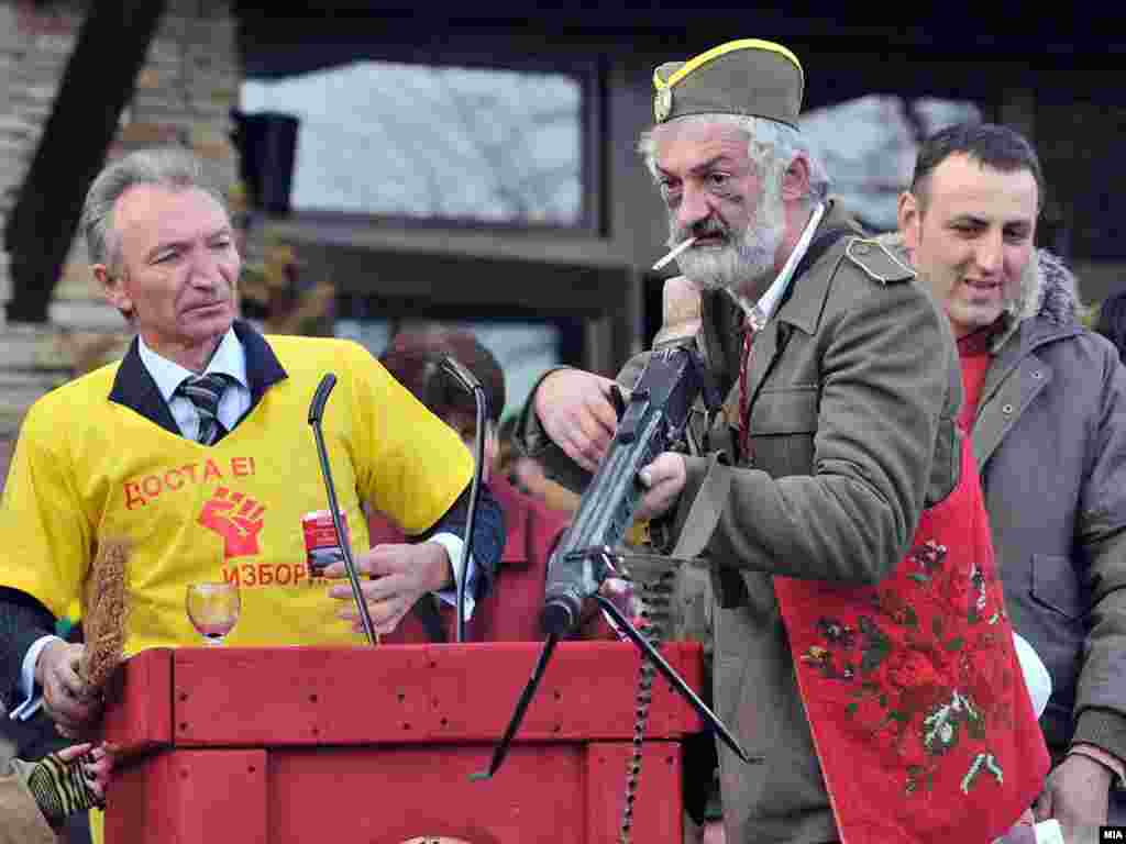 Маски од карневалот во Вевчани - Опозиција во жолти маички и четници.