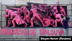 Неизвестные художники в Софии в ночь на 21 августа 2013 года выкрасили розовой краской памятник советским солдатам и оставили под ним надпись на чешском: "Болгария просит прощения"