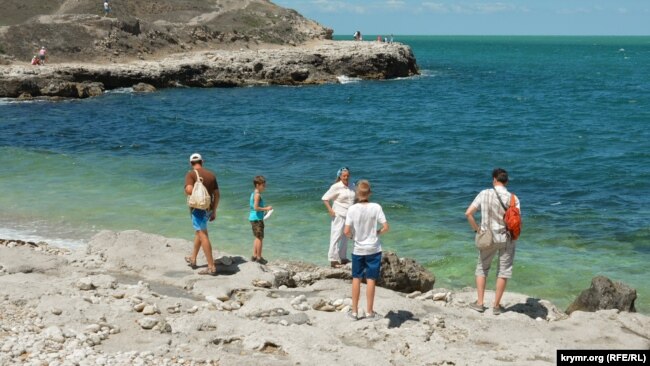 Туристы на западной части бывшего неофициального пляжа