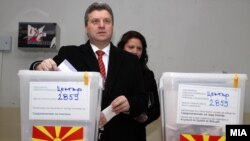 Претседателот Ѓорге Иванов со својата сопруга гласа во Скопје, на избирачко место во средното училиште „Јосип Броз Тито“. 