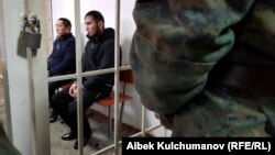 Обвиняемые Марс Бодошев (слева) и Акмат Сейитов. Свердловский районный суд Бишкека. 10 декабря 2018 года.