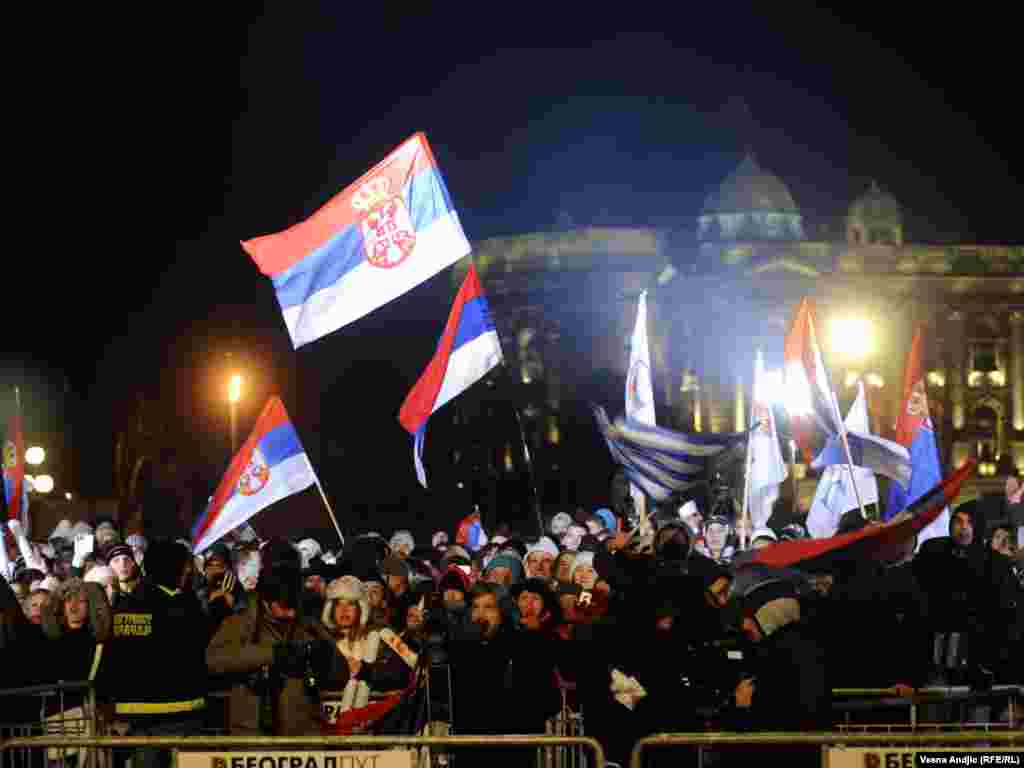 Srbija - Skoro 20.000 ljudi okupilo se u Beogradu da pozdravi reprezentativce,zlatne vaterpoliste i srebrene rukometaše, 30. januar 2012. 