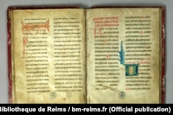 Реймське Євангеліє – його кирилична частина (текст ліворуч) є пам’яткою української мови XI–XIІ століть. Написана, ймовірно, в київському скрипторії при Софійському соборі. Другий уривок (текст праворуч), написаний глаголицею в XIV столітті, походить із Хорватії. Нині Реймське Євангеліє зберігається в бібліотеці міста Реймса