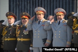 Заместитель министра обороны Таджикистана генерал Абдухалим Назарзода (третий слева). 16 января 2013 года.