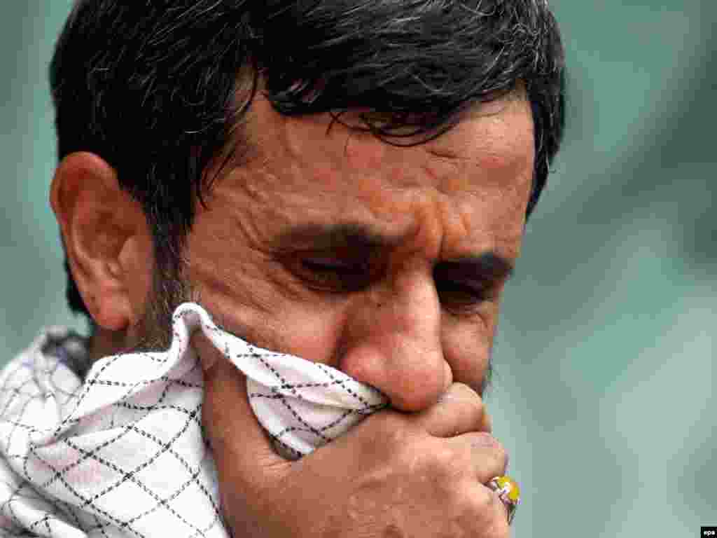 Iran - I predsjednici plaču - Iranski predsjednik Mahmoud Ahmadinejad je prisustvovao danu žalosti u Teheranu i optužio svoje protivnike da žele razgovore sa zapadom. 