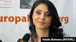 Valentina Nafornița în studioul Europei Libere la Chișinău
