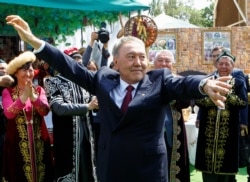Назарбаев Бірлік күні мерекесінде жүр. Алматы, 1 мамыр 2016 жыл.