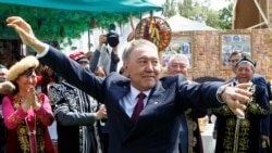 Нурсултан Назарбаев на мероприятии в день Единства народа Казахстана. Алматы, 1 мая 2016 года.
