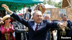 Нурсултан Назарбаев на празднике, посвященном дню Единства народа Казахстана. Алматы, 1 мая 2016 года.