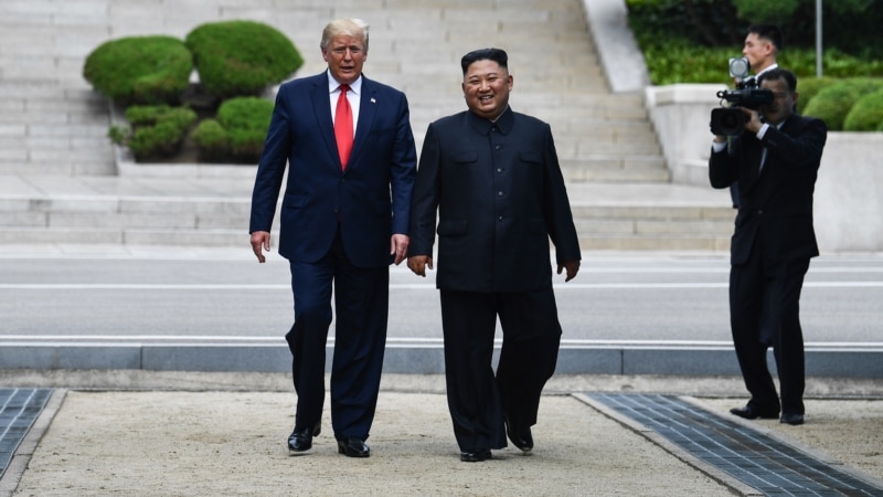 Трамп и Ким се сретнаа во демилитаризираната зона 