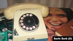 Telefoane cu disc - așteptai uneori și zece ani aprobarea la cererea de telefon. De multe ori, erai cuplat și puteai asculta telefoanele străinilor, așa cum și ei le puteau asculta pe ale tale, după cum o făcea frecvent Securitatea