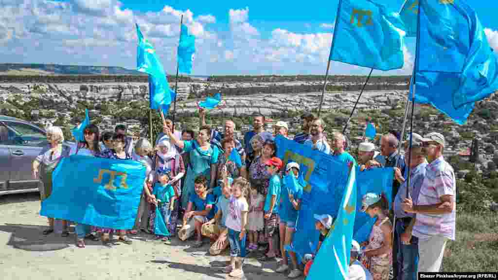 Участники традиционного автопробега ко Дню крымскотатарского флага в Крыму